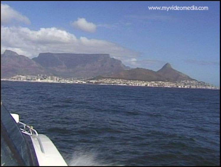 Blick vom Boot nach Robben Island auf Kapstadt