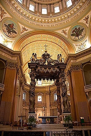 In der Kathedrale Marie-Reine-du-Monde