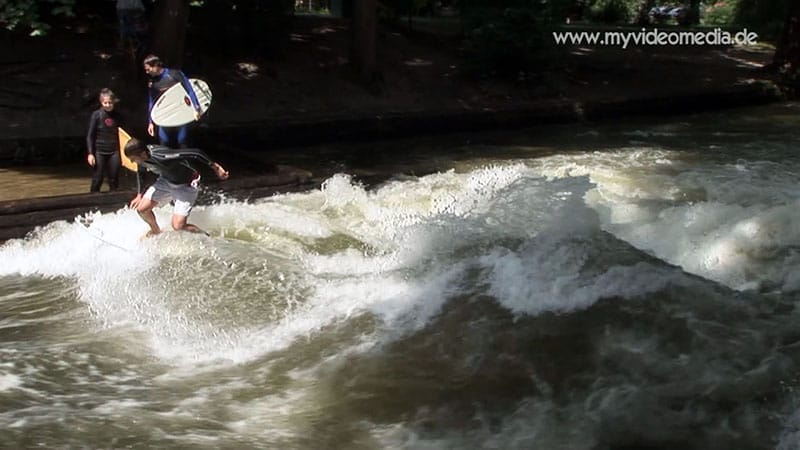 Großstadt surfen am Eisbach 