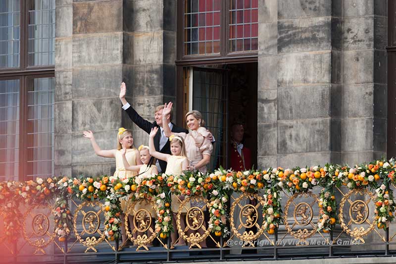 Willem-Alexander, Maxima and the princesses on the balcony