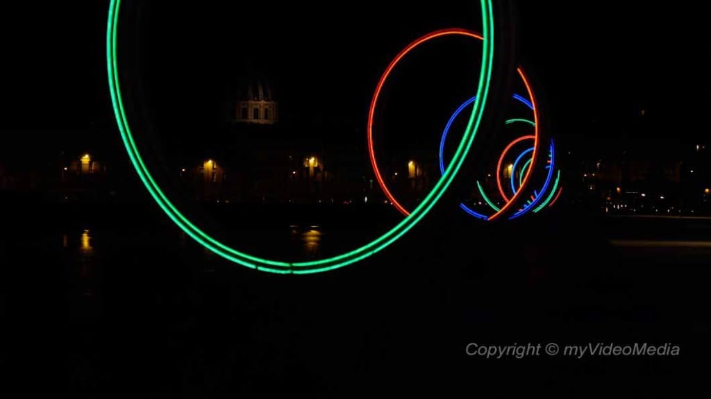 Les Anneaux illuminated