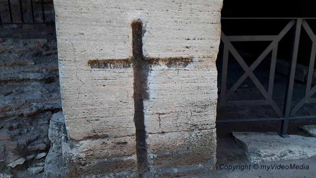 Cross-shaped grooves in the walls