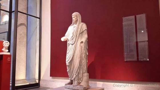 Augustus dargestellt als Priester von Rom