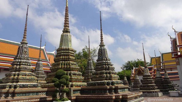 Chedis in Wat Pho