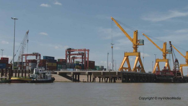 Containerhafen am Mekong