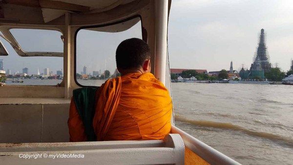 AFähre zu Wat Arun in Bangkok