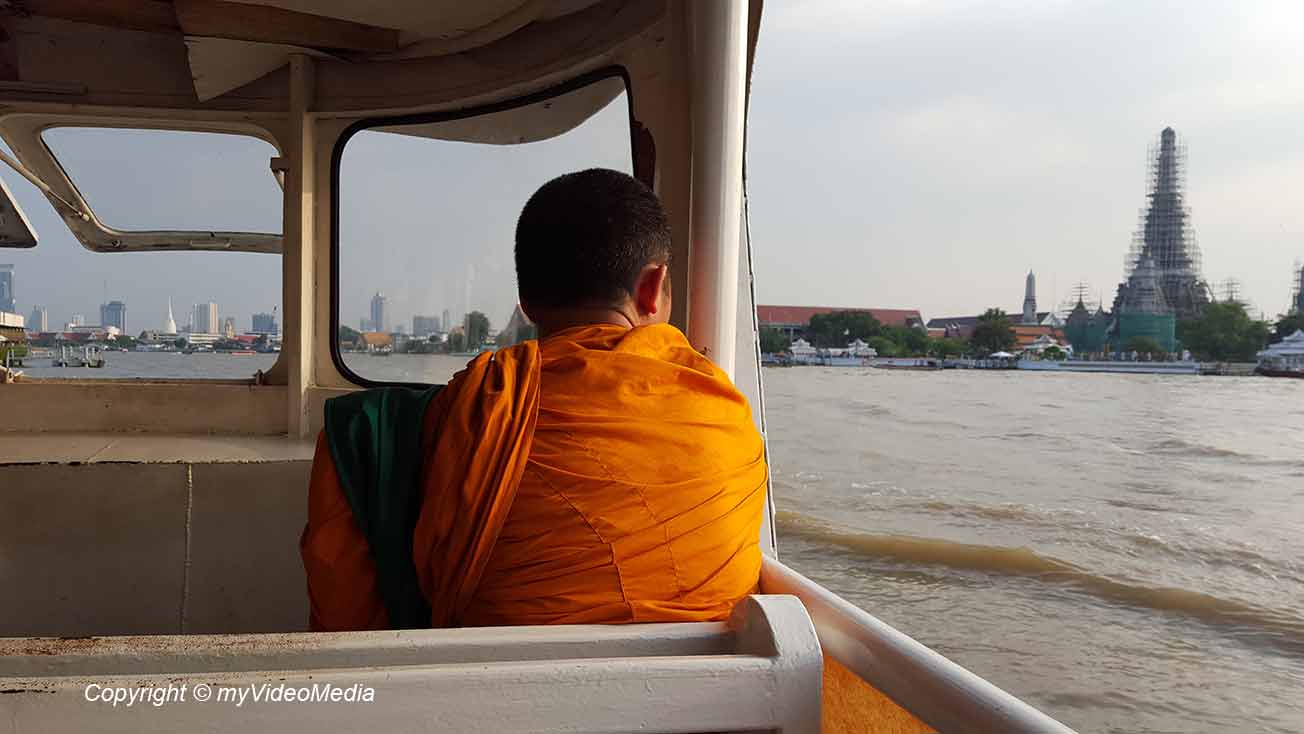 AFähre zu Wat Arun in Bangkok