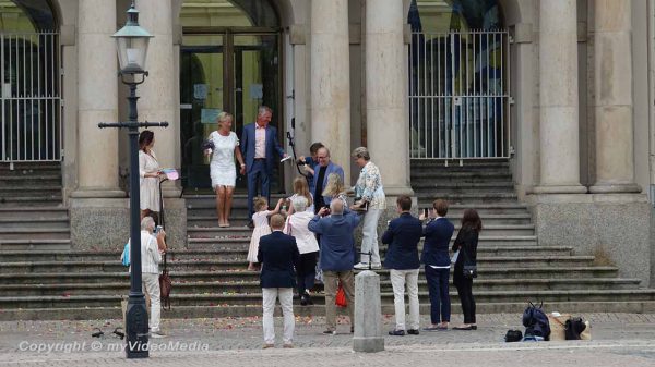 Frischvermählte vor dem Rathaus