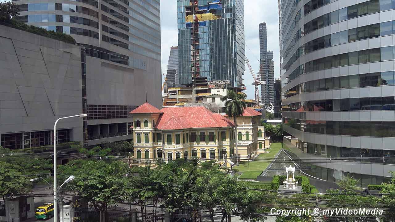 Skytrain Fahrt durch Bangkok