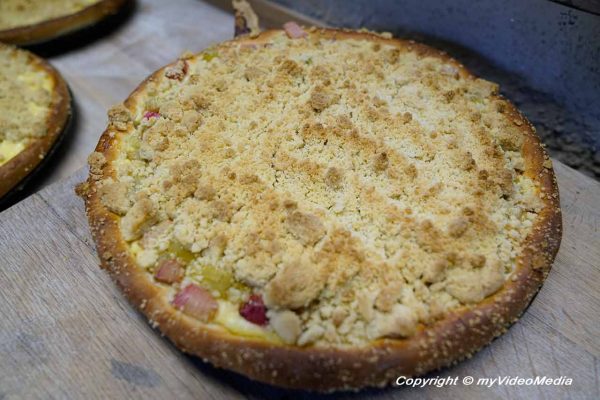 Rhubarb crumb cake