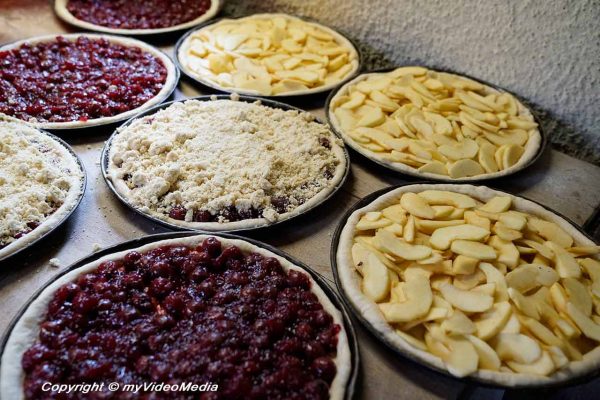 Preparation of crumb cakes