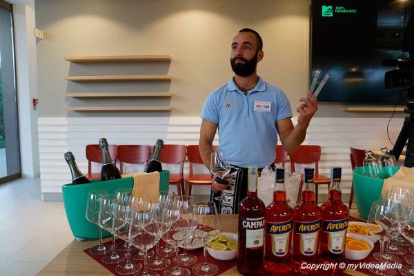 Kristian serviert Spritz