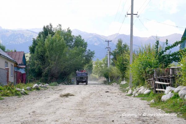 Auf dem Weg zum Kara-Kyz Yurt Camp