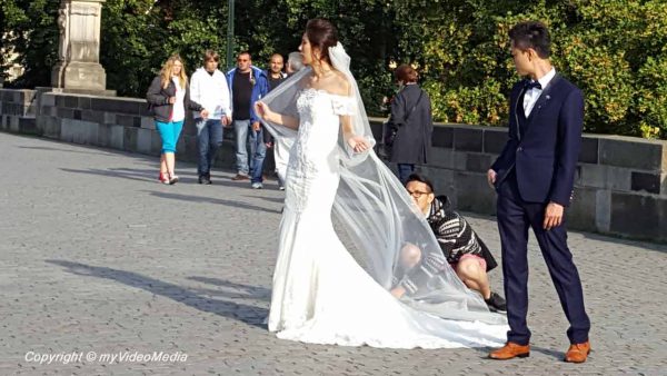 Wedding couple at Charles Bridge
