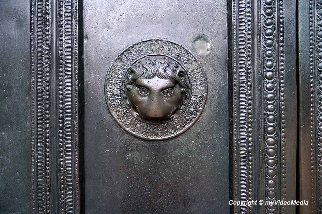 Löwenkopf an der Eingangstür