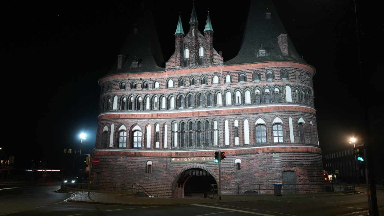 Holsten Gate by night