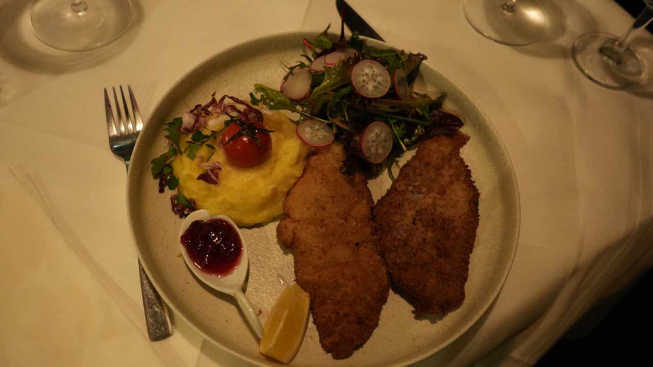 Wiener Schnitzel in Restaurant Lübecker Hanse
