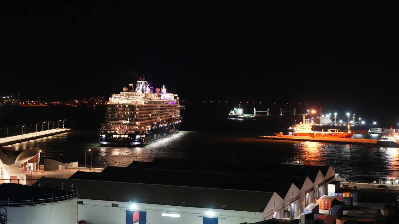 Mein Schiff 7 leaving the harbor of Mindelo