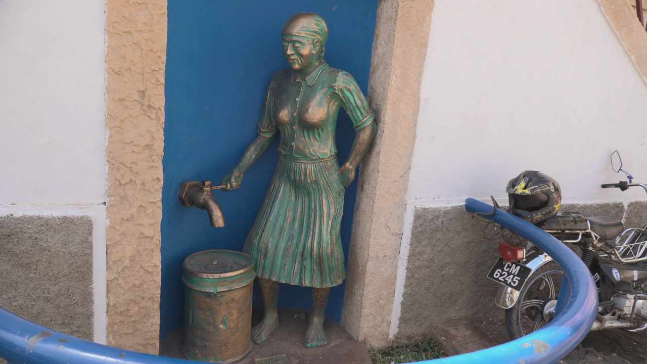 monument Pescadora buscando água