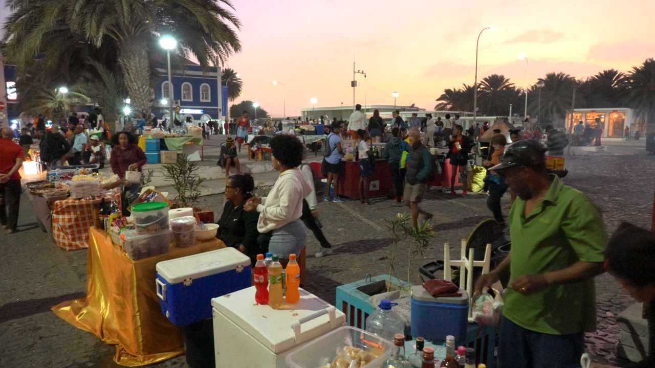 street vendors at Praça D. Luís